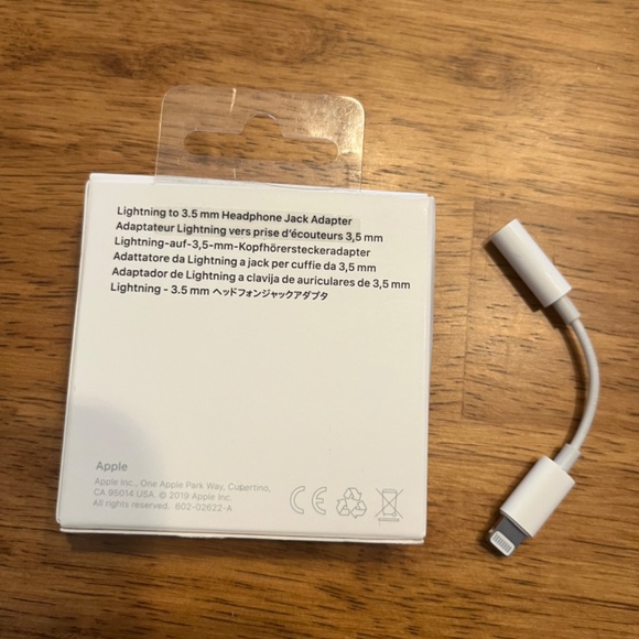 Apple Lightning to 3.5mm Headphone Jack Adapter model A1749 - Picture 3 of 6